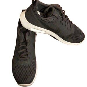 New Men's Nike Air Max Tavas Sneaker, Size 8.5